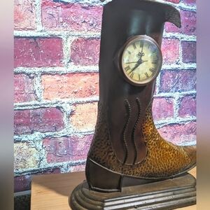 Cowgirl boot clock. Works. Battery opp metal body